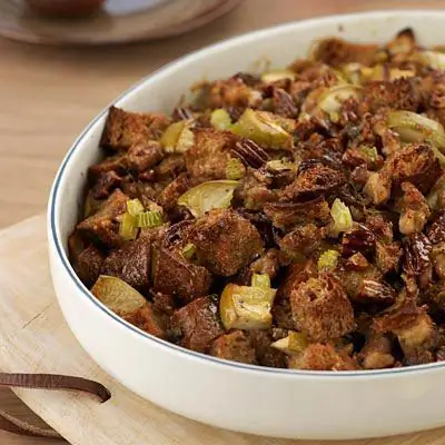 Цельнозерновая начинка с яблоками, колбасой и орехами пекан