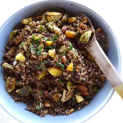 Салат из красной киноа с жареной брюссельской капустой, абрикосами и миндалем