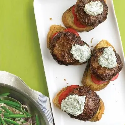 Рецепт бургеров с открытым лицом, соусом из хрена и стручковой фасолью