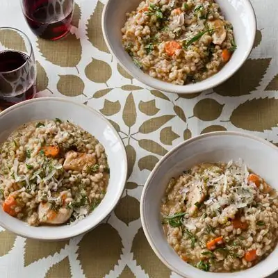 Рецепт тушеной курицы и перловки с укропом и лимоном