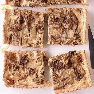 Рецепт пирога с карамелизированным луком и горгонзолой