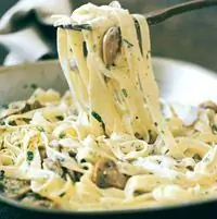 Рецепт феттучини с грибами, эстрагоном и соусом из козьего сыра