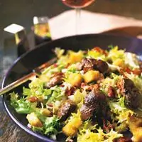 Салат из куриной печени с острой заправкой из бекона и гренками -Рецепты субпродуктов - Рецепты мясных субпродуктов