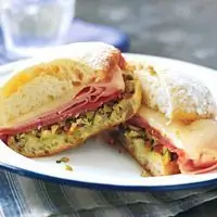 Hot Muffuletta - Рецепты Muffuletta - Рецепты горячих бутербродов - Рецепты деликатесов - Рецепты бутербродов с ветчиной и сыром с салями
