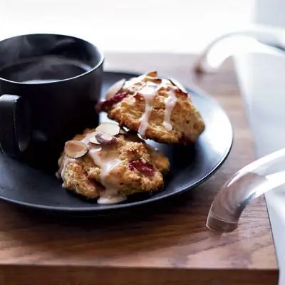 Рецепт лепешек с клубникой и миндалем