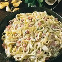 Феттучини с козьим сыром и соусом из салями - Рецепты пасты