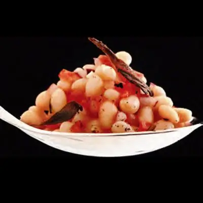 Салат из белой фасоли с помидорами и жареным шалфеем