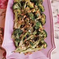 Брокколи с голландским соусом с травами и обжаренными панировочными сухарями - Рецепты с овощами - Французские рецепты