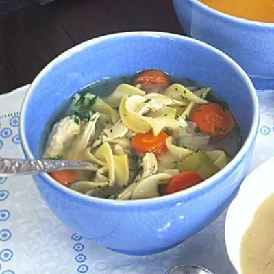 Сытный куриный суп с лапшой