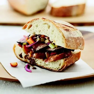 Guy Fieri All-Star Сэндвич с сосисками, стейком и острыми маринованными овощами по рецепту Guid's