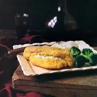 Курица в панировке из кукурузной муки с начинкой из козьего сыра и колбасы - Рецепты фаршированных куриц - Рецепты хрустящих куриц - Рецепты жареных куриц