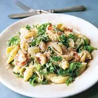Ракушки из макарон с креветками и панировочными сухарями с чесноком