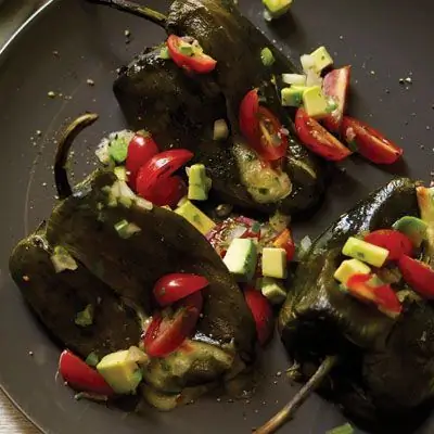 Chiles Rellenos с сальсой из помидоров и авокадо