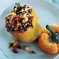 Фаршированные желтые перцы с пряным мангольдом и пловом с зеленым луком - Рецепты фаршированных перцев