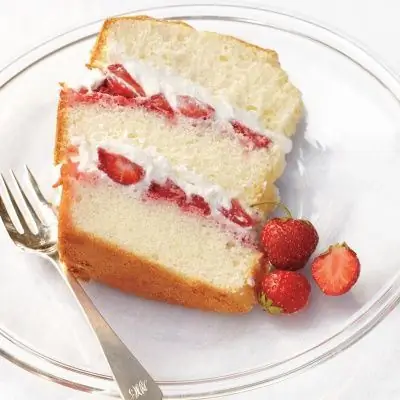 Шифоновый торт с клубникой и сливками Рецепт
