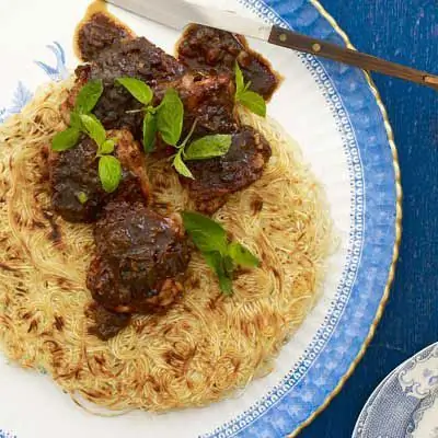 Рецепт блинчиков с хрустящей лапшой и курицей в глазури из тамаринда