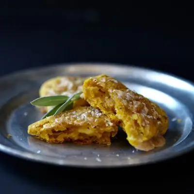 Острые тыквенные лепешки с грюйером и шалфеем