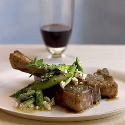 Отбивные из баранины со спаржей и фетой Salsa Verde - Рецепт Cat Cora - Пасхальный рецепт