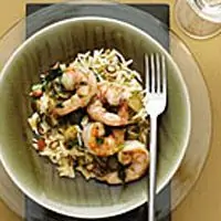 Соте из креветок с зелеными оливками, зеленым луком и анчоусами Рецепт