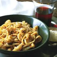 Лингвини с цветной капустой, чесноком и панировочными сухарями