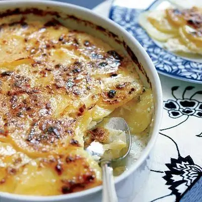 Картофельный гратен с травами, жареным чесноком и манчего