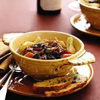 Рагу из баранины с мангольдом и тостами с чесноком и петрушкой - Рецепты из бараньей рульки