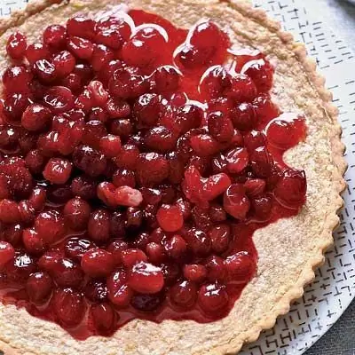 Рецепт коричневого пирога с маслом и клюквой