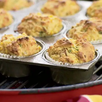 Рецепт кукурузных кексов с беконом и зеленым луком, приготовленных на гриле