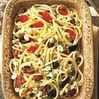 Спагетти с помидорами, маслинами, чесноком и сыром фета - Рецепты пасты с греческим томатным соусом