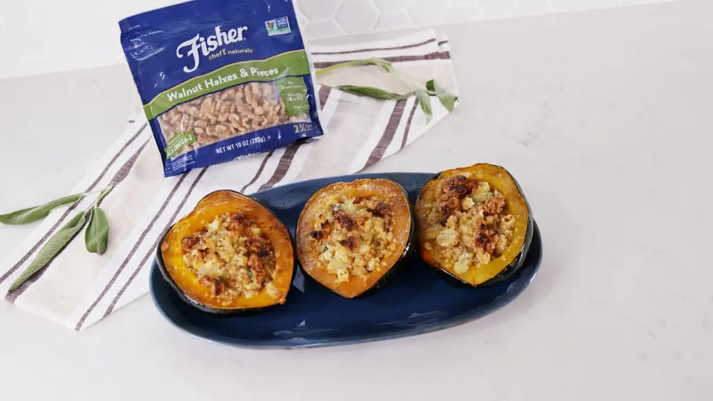 Сырная тыква, фаршированная яблоком и грецким орехом