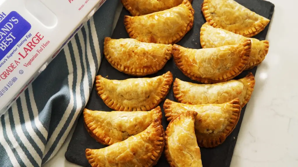 Эмпанадас с яйцом и сосисками