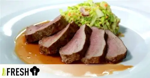 Корейка кабана с соусом из шиповника и капустой