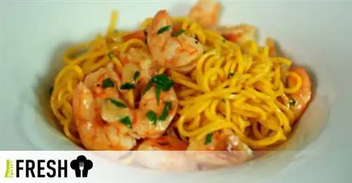 Креветки с чесноком и домашней пастой
