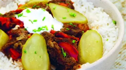 Тушеные говяжьи щечки с перцем и рисом