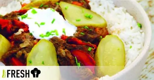 Тушеные говяжьи щечки с перцем и рисом