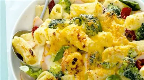 Копченая курица с макаронами и брокколи