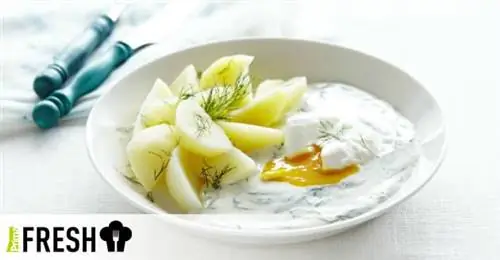 Укропный соус с яйцом пашот и молодым картофелем