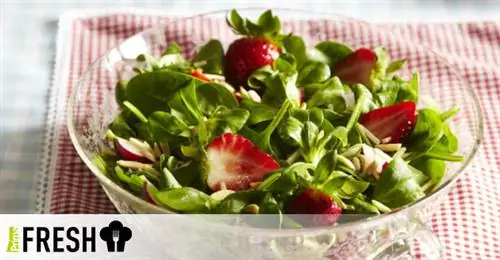 Салат из свежего шпината с клубникой и редисом