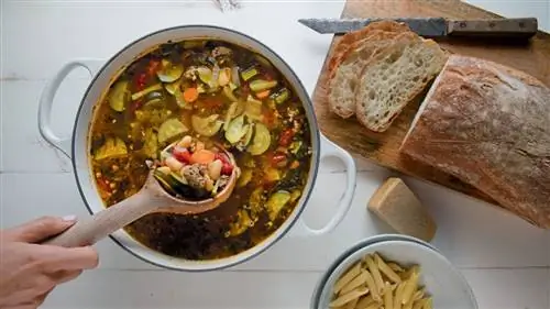 Сытный минестроне с острой колбасой и фасолью