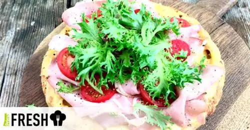 Картофельная лепешка с ветчиной, салатом и сыром