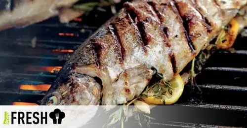 Форель на гриле, фаршированная лимоном и зеленью