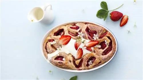 Клубничные улитки со сливочной глазурью