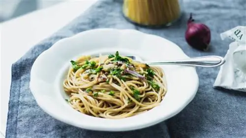 Цельнозерновые спагетти с жареным луком