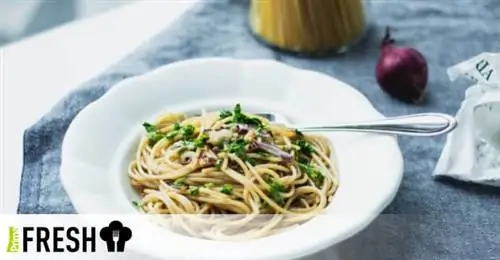 Спагетти из цельнозерновой муки с пассерованным луком