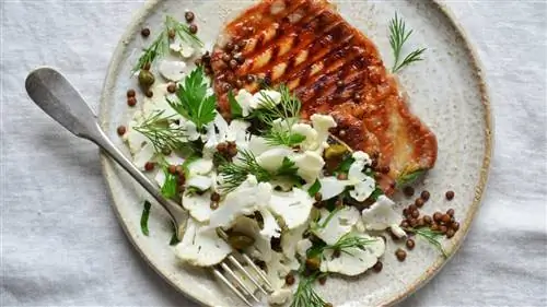 Маринованные котлеты с салатом из цветной капусты