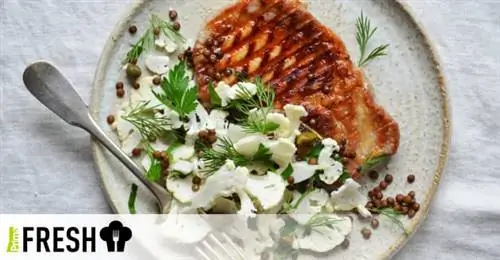 Маринованные котлеты с салатом из цветной капусты