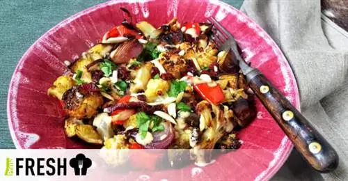 С Кларой на кухне: запеченная цветная капуста с баклажанами и соусом тахини