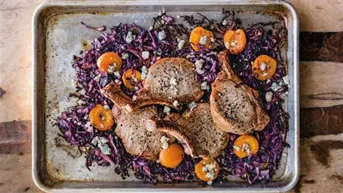 Свиные отбивные с абрикосами, красной капустой и голубым сыром