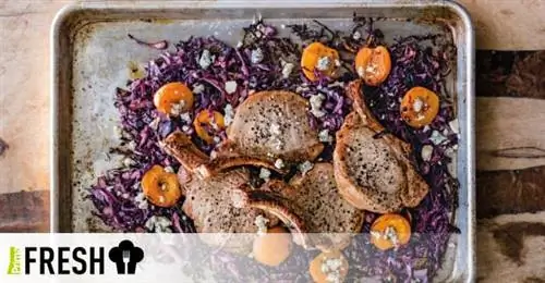 Свиные отбивные с абрикосами, красной капустой и голубым сыром