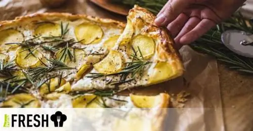 Пикантный пирог из слоеного теста с картофелем и розмарином